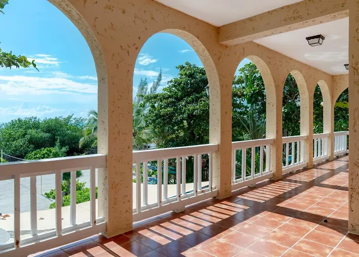 6br Beachfront Pool, Dock & Rooftop Villa *