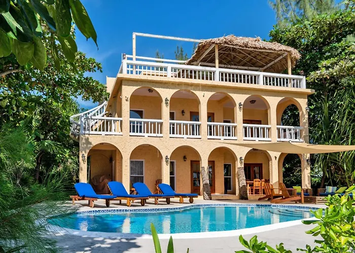 6br Beachfront Pool, Dock & Rooftop Villa San Pedro (Ambergris Caye)